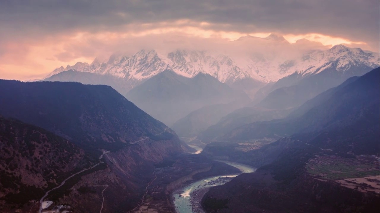 航拍西藏林芝雅鲁藏布江河谷看南迦巴瓦视频素材