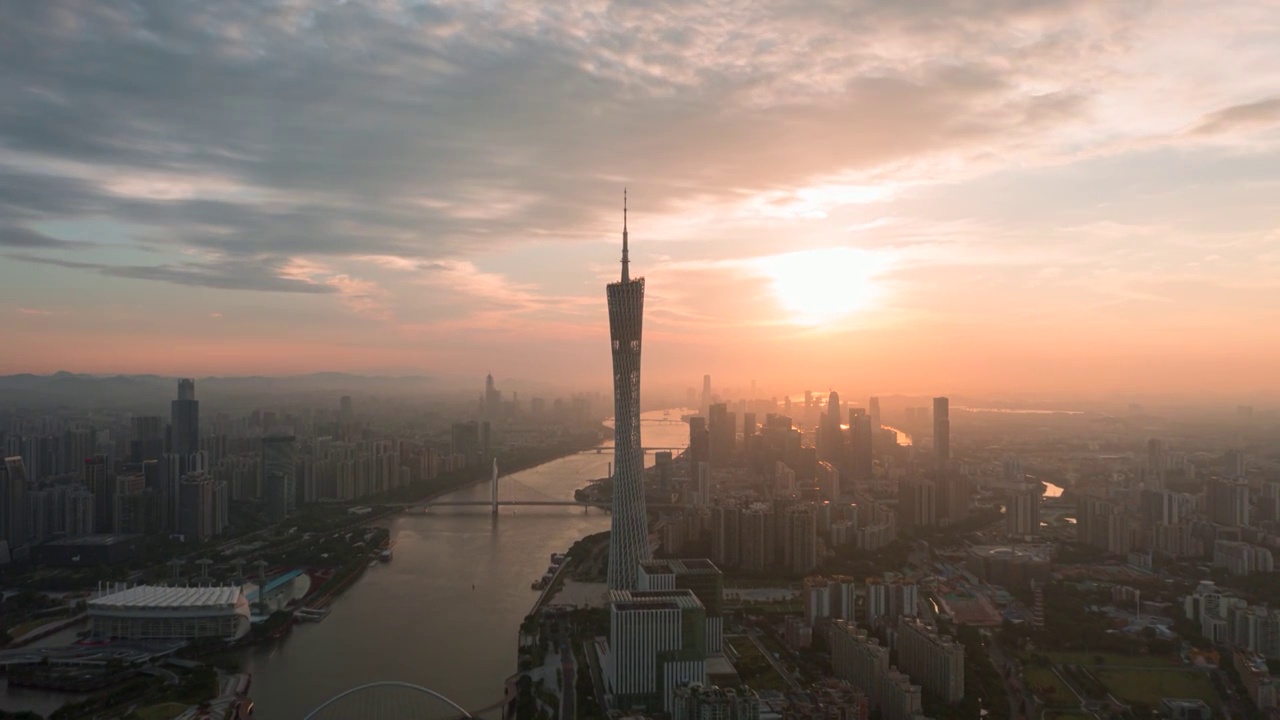 航拍日出朝霞下的广州塔大范围延时视频素材