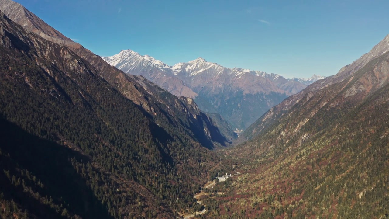 航拍川西高原的雪山与森林视频素材