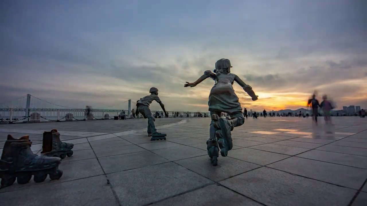 中国辽宁大连星海广场滑轮运动雕塑视频下载