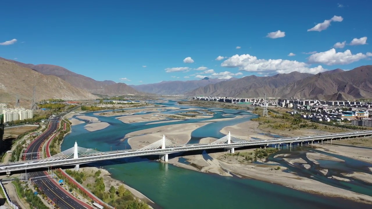 西藏拉萨纳金大桥与拉萨河风光视频下载