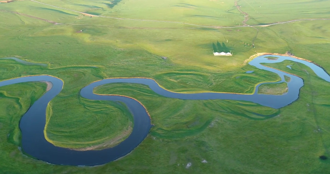 航拍呼伦贝尔草原莫日格勒河绿色牧场视频下载