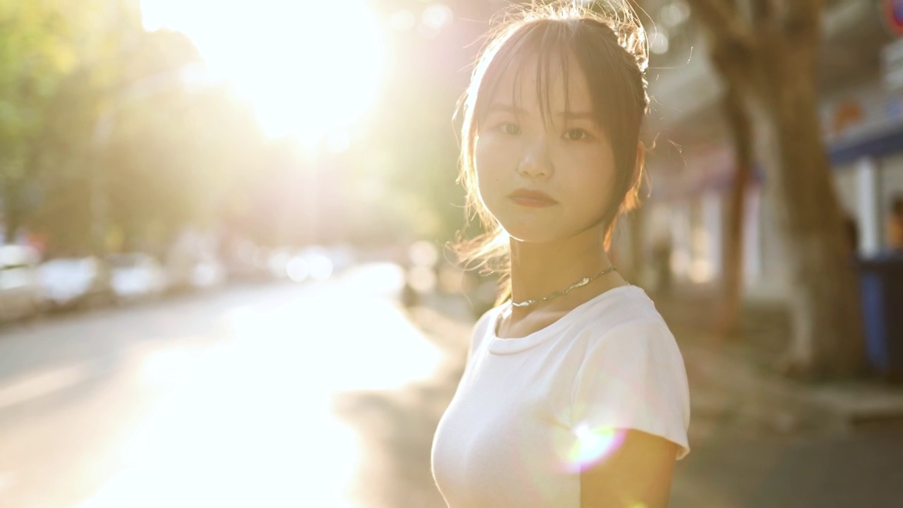 亚洲青年女性逆光肖像视频素材