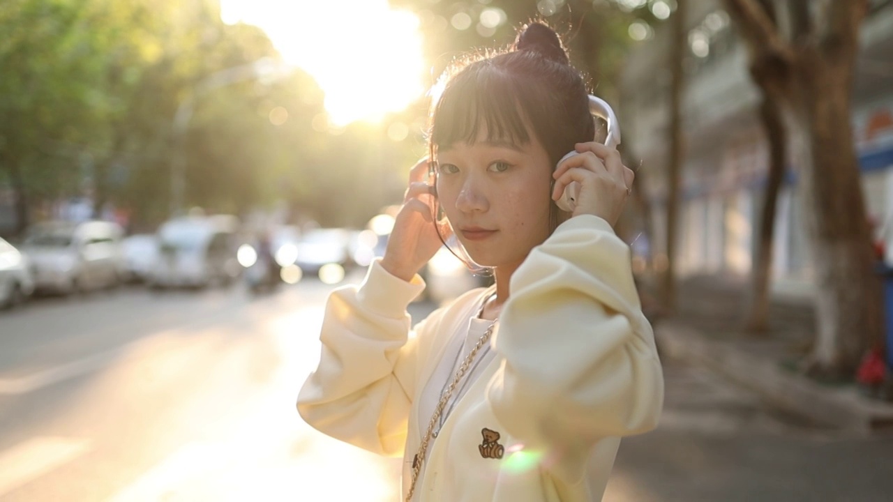 亚洲青年女性带耳机逆光肖像视频下载