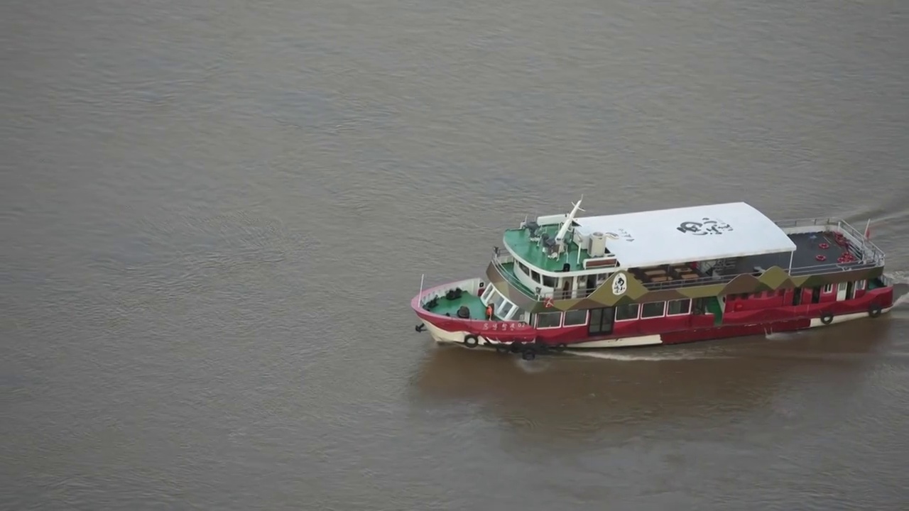 长江上的邮轮行驶视频素材