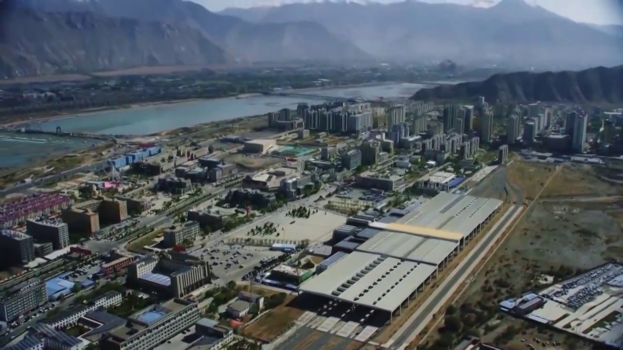 中国西藏的基础设施建设成果输电塔公路城市风光视频素材