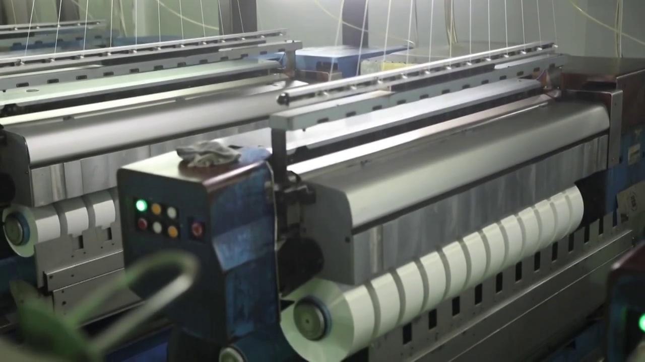 中国江苏纺织厂内工人在这工作近景视频素材