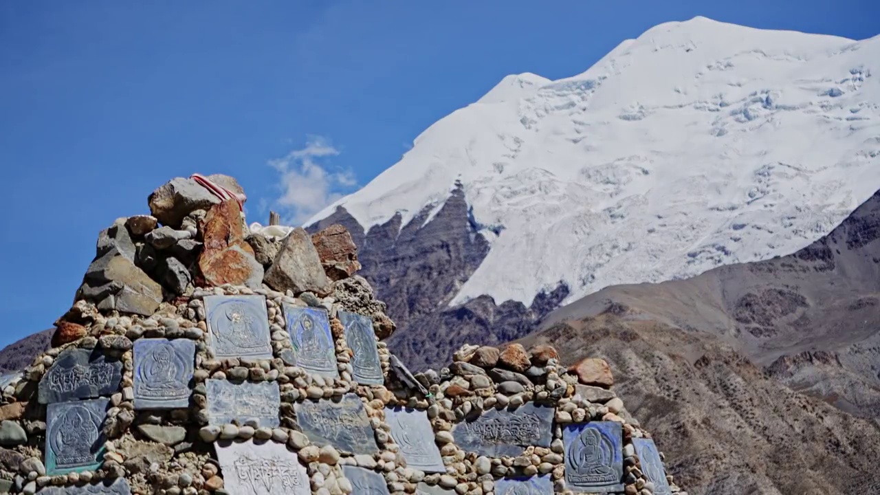 西藏雪山下的玛尼堆视频素材