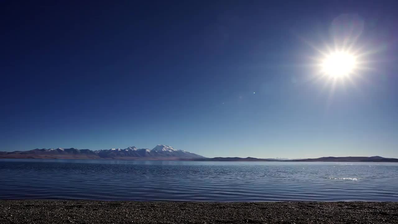 西藏风光阿里纳木那尼峰神山下的玛旁雍错圣湖视频素材
