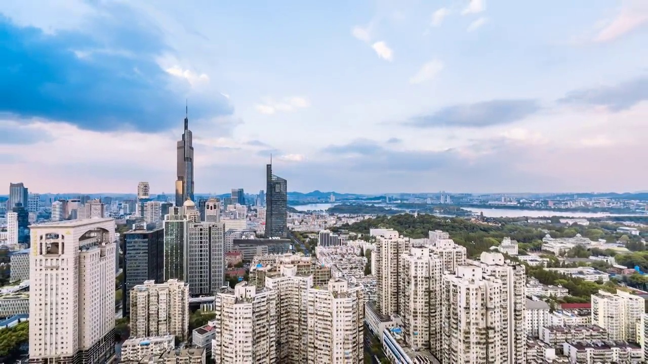 中国江苏南京紫峰大厦和城市天际线延时摄影视频素材