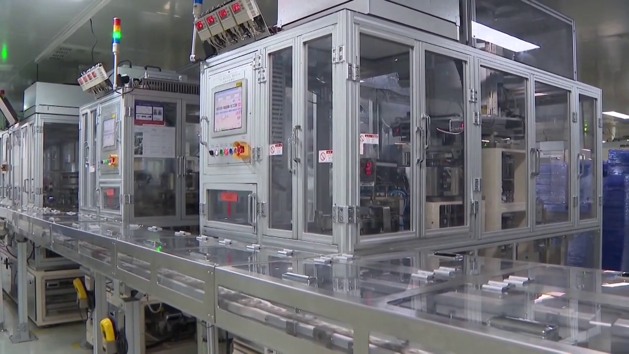 中国重庆电脑工厂内部自动化生产线多角度特写视频素材