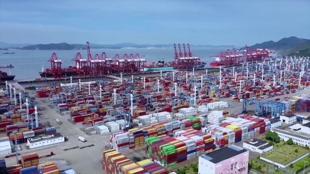 中国上海港口集装箱货轮广角航拍视频素材