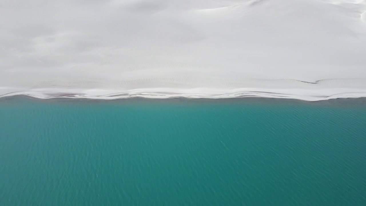 航拍白沙湖与白沙山分界线视频素材