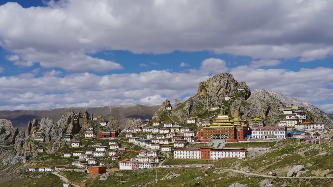 西藏昌都地区丁青县著名寺庙孜珠寺延时摄影，孜珠山上的天空之城视频下载