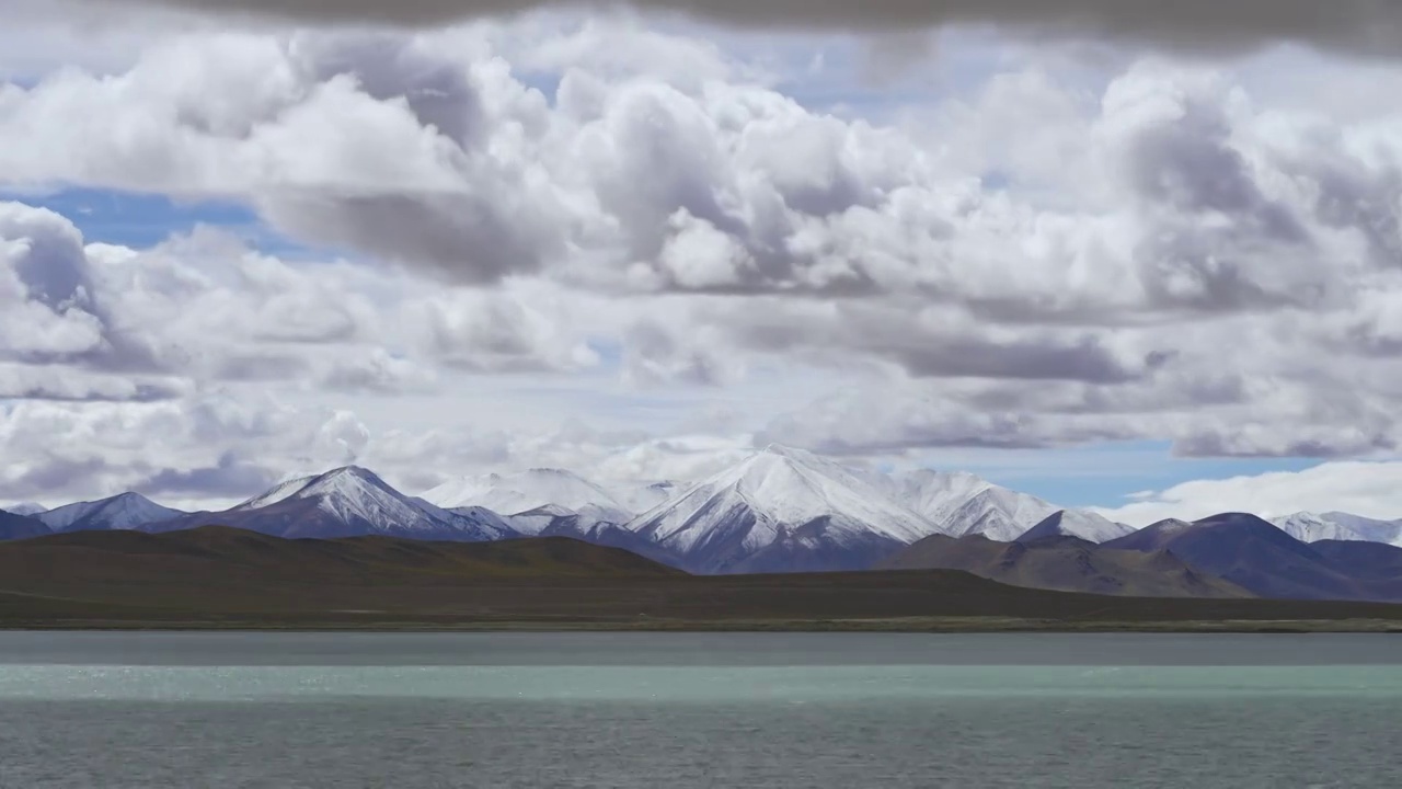 西藏阿里地区神山圣湖延时摄影，高原雪山湖泊风光视频下载