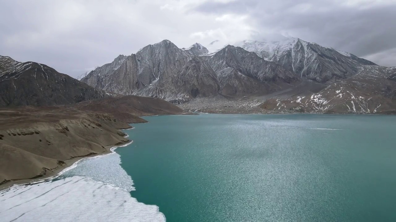 航拍南疆初春半结冰的白沙湖视频素材