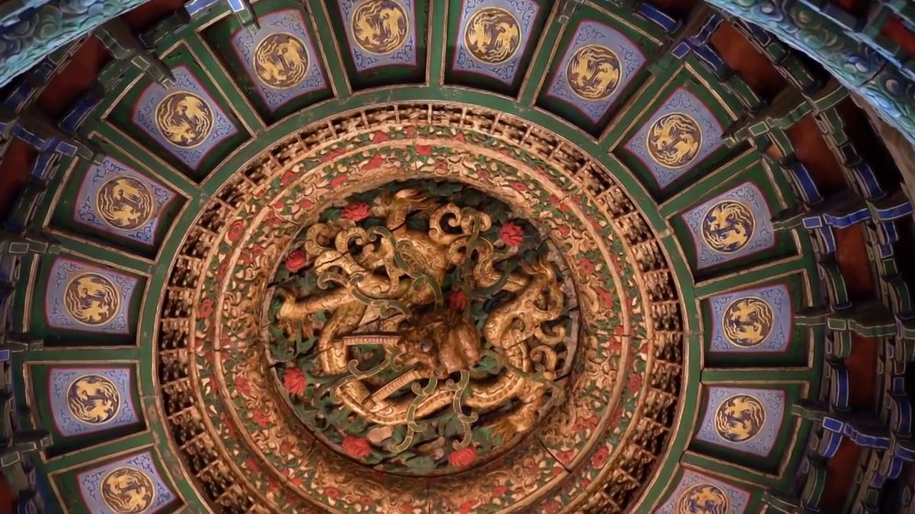 故宫御花园藻井龙的图案皇家威严象征视频素材