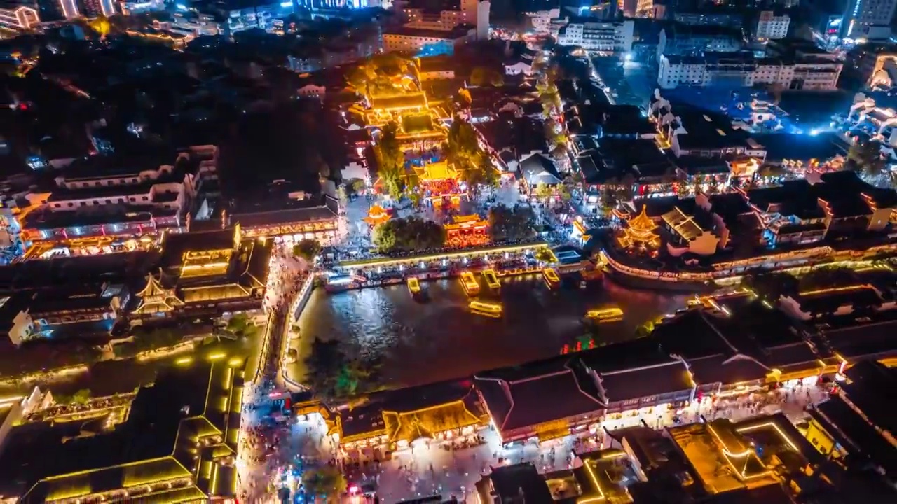 中国江苏南京秦淮河上的游船和游客夜景航拍环绕延时摄影视频素材