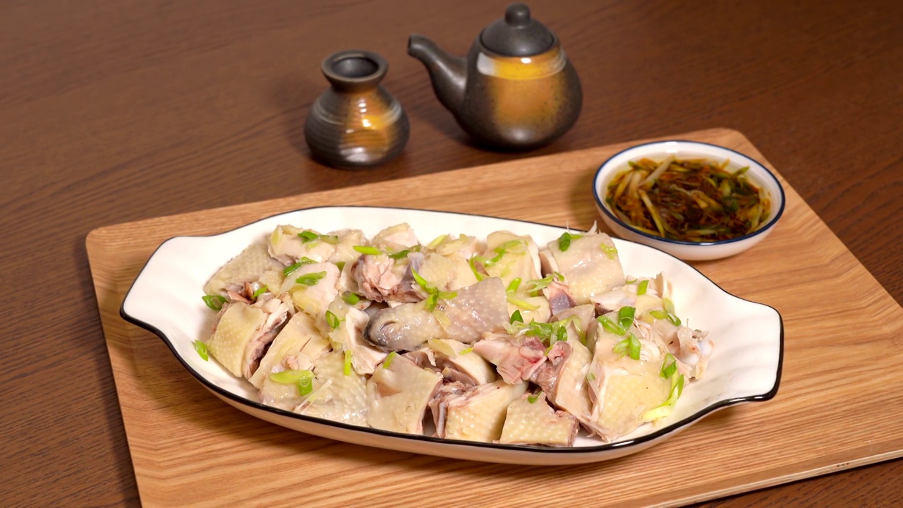 广东省的传统名菜葱油淋鸡视频素材