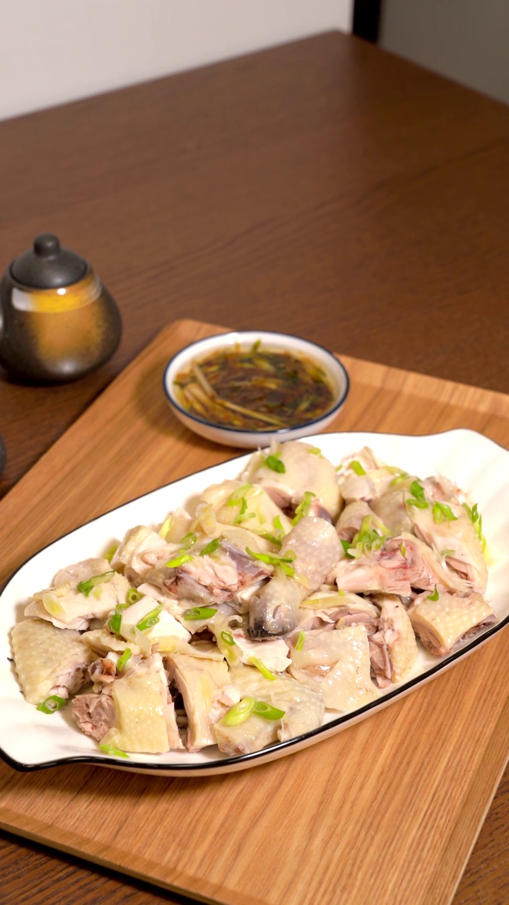 广东省的传统名菜葱油淋鸡视频素材