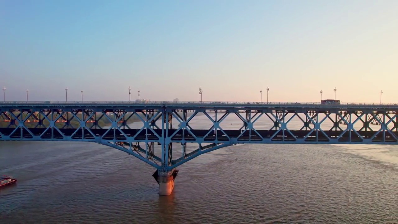 中国江苏南京长江大桥行驶的火车、轮船清晨跟拍航拍视频素材