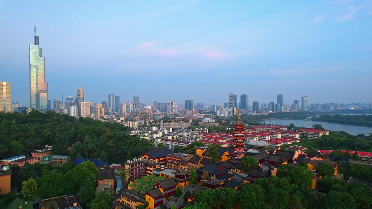 中国江苏省南京市鸡鸣寺和紫峰大厦清晨风光航拍视频素材