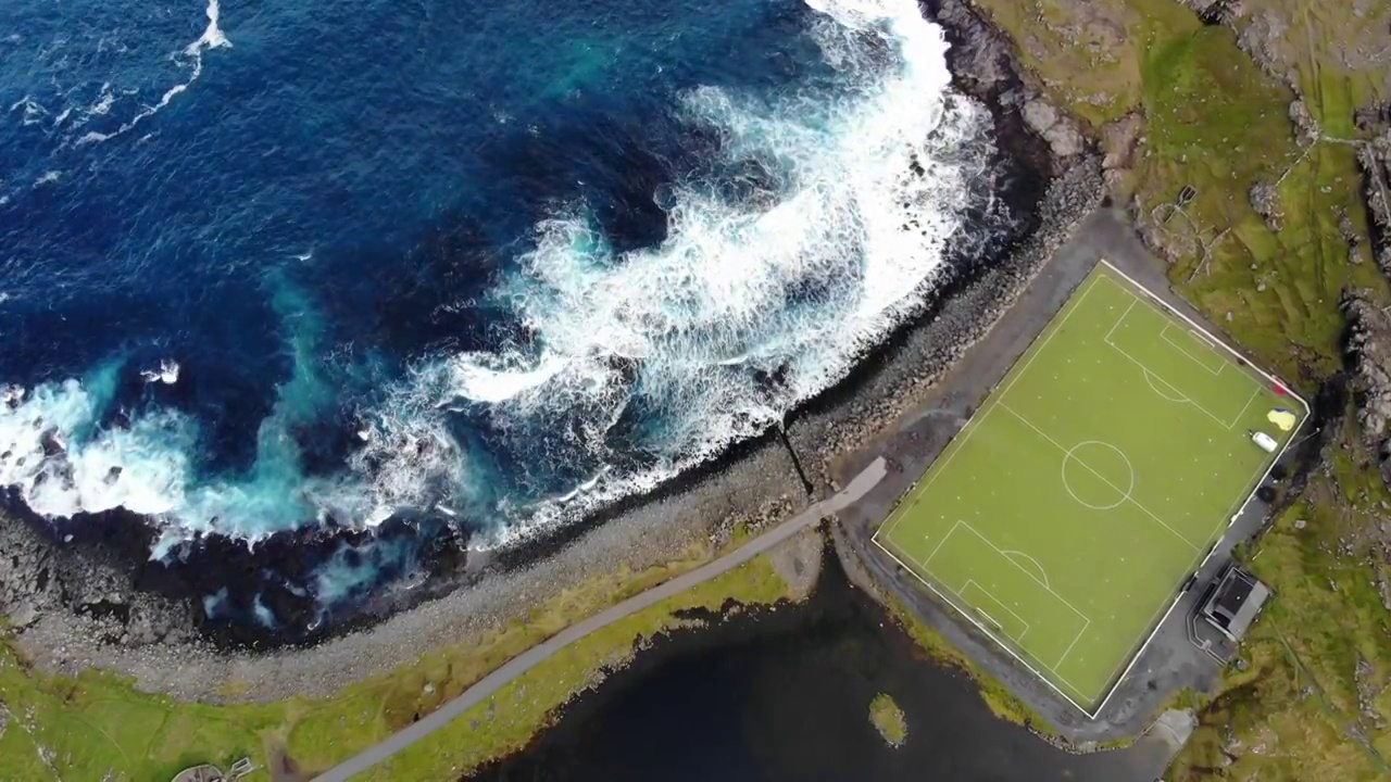 北欧欧洲小众法罗群岛山海大西洋航拍俯拍足球场世界尽头运动视频下载