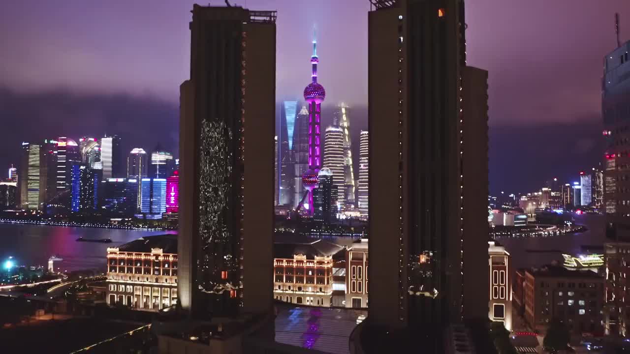 4K航拍夜景上海有密云陆家嘴穿越高楼适合剪辑遮罩视频素材