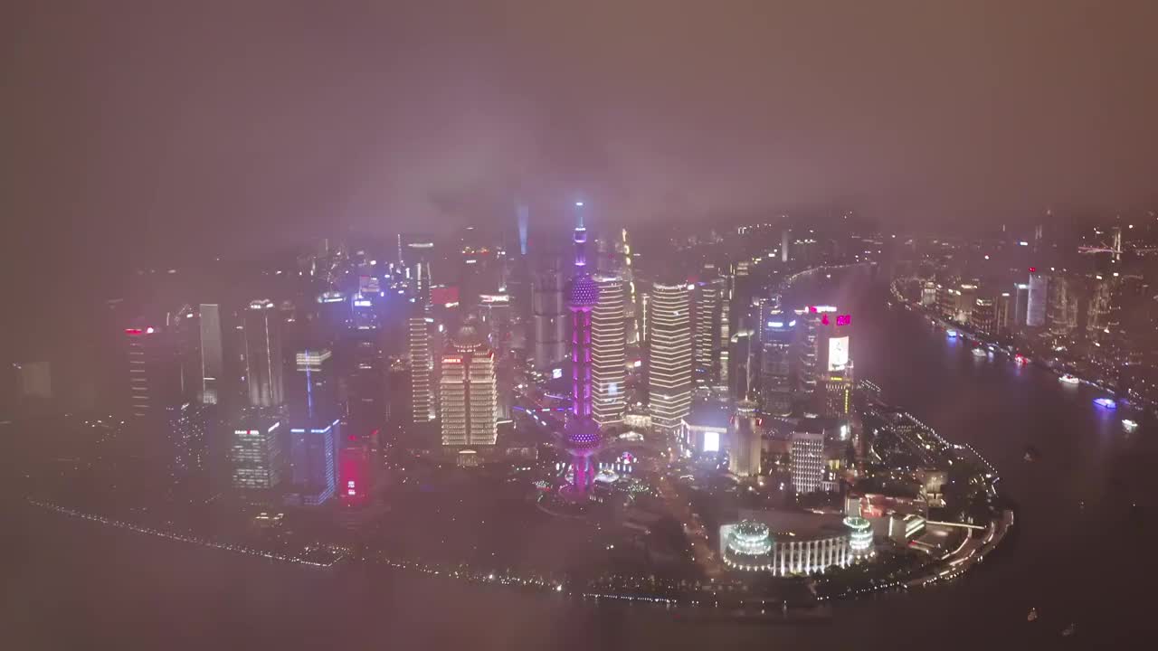 4K航拍夜景上海有密云陆家嘴从云中穿出视频素材