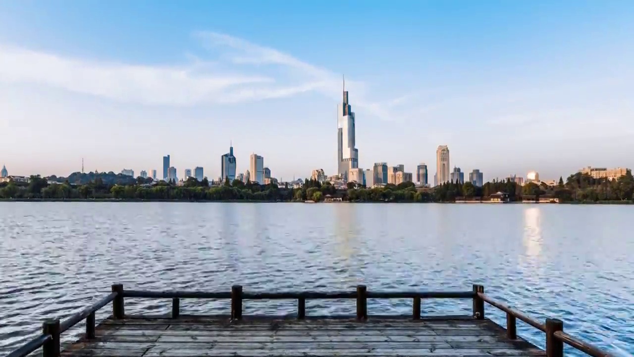中国南京玄武湖和城市天际线日出延时摄影视频素材
