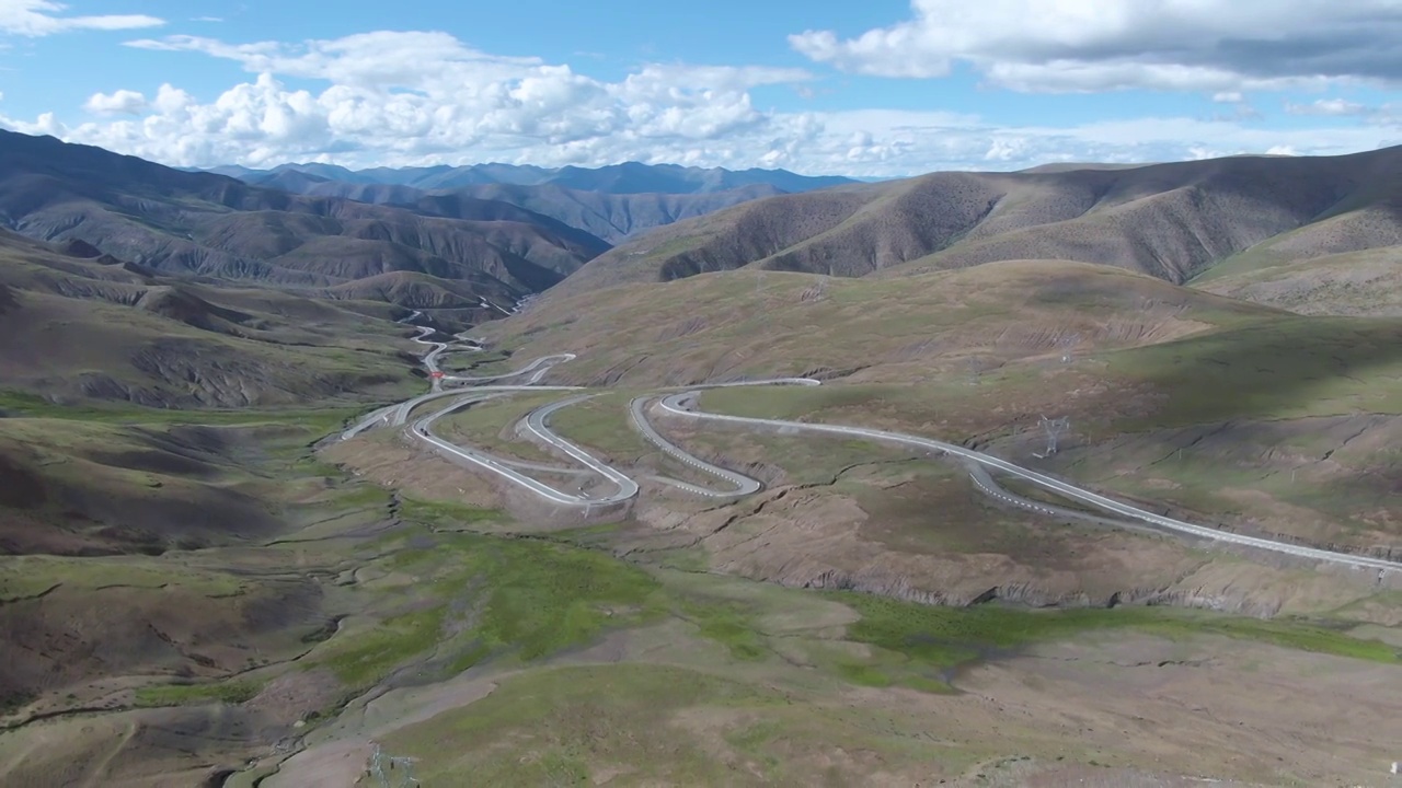 高视角航拍中国西藏山南地区措美县蜿蜒的公路视频下载