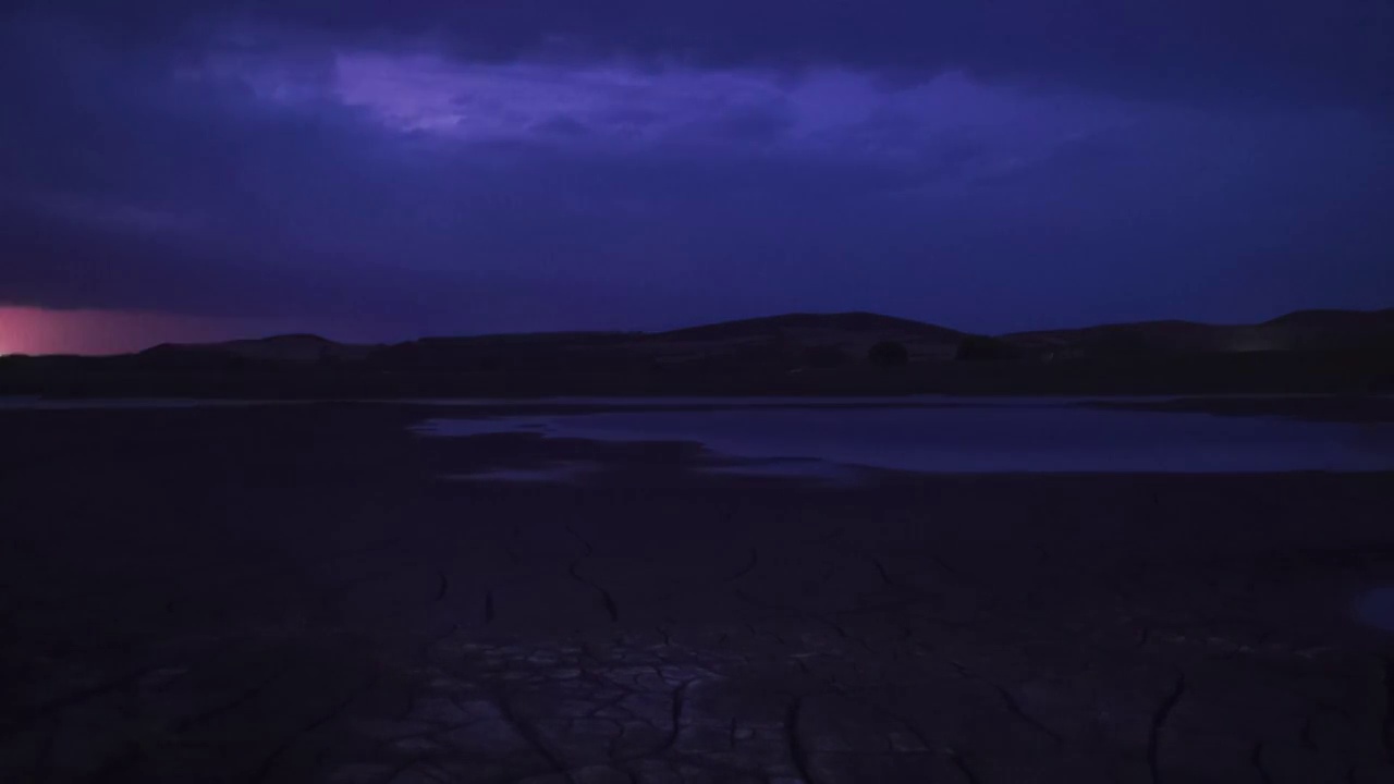 呼伦贝尔草原傍晚湖畔电闪雷鸣自然景观视频素材