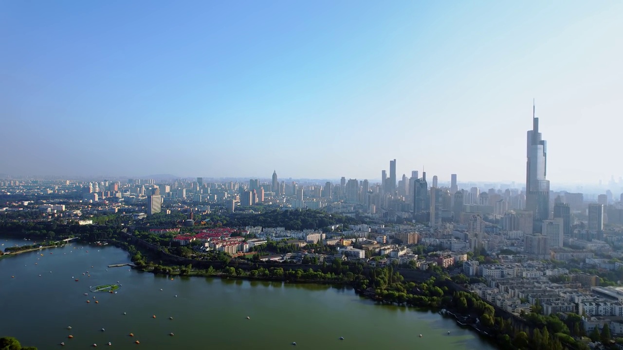 中国江苏南京玄武湖游船和紫峰大厦城市天际线航拍视频素材