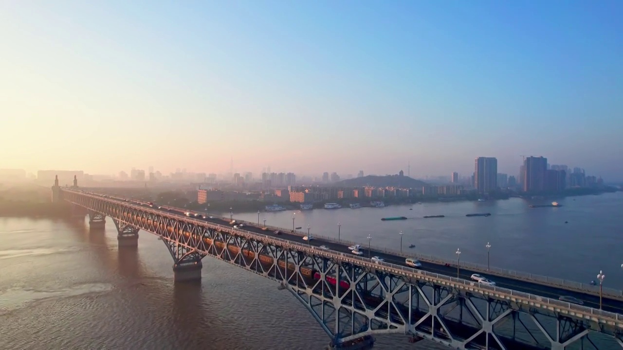 中国江苏南京长江大桥行驶的火车清晨航拍风光视频素材