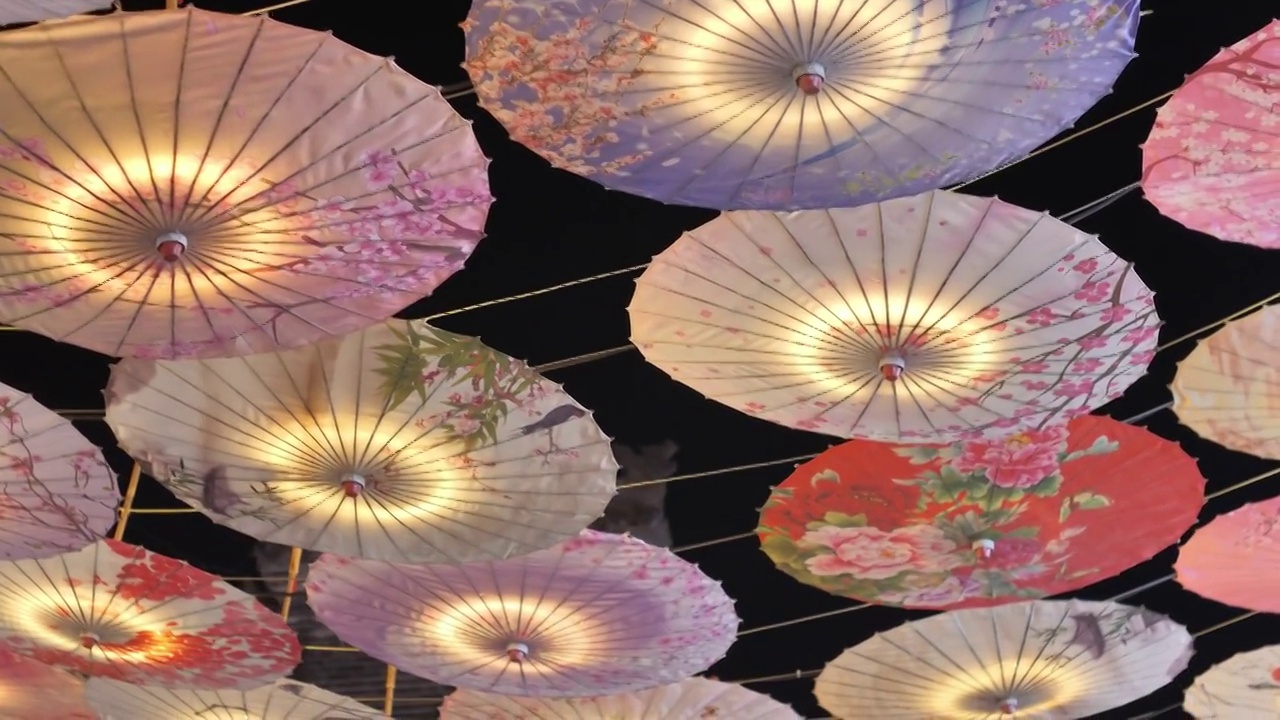 新春新年元宵节中秋节古城夜景悬挂大量纸伞油纸伞视频购买