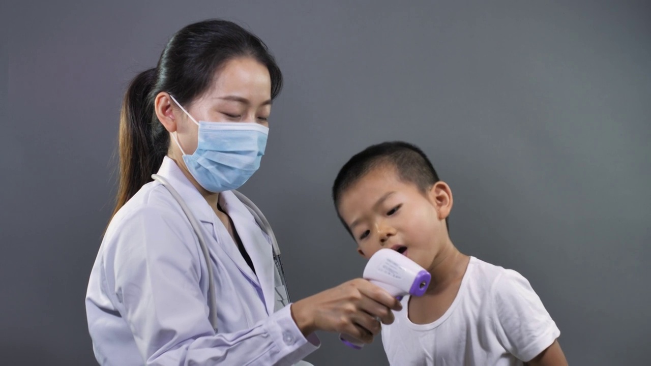 亚洲中国女性女士女医生医师给小朋友坐诊视频素材