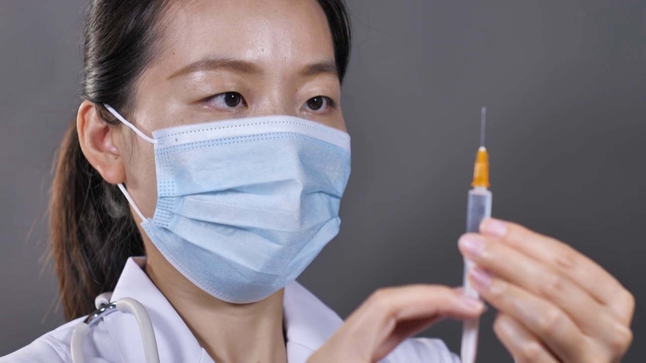 亚洲中国女性女士女医生医师打针注射器视频素材