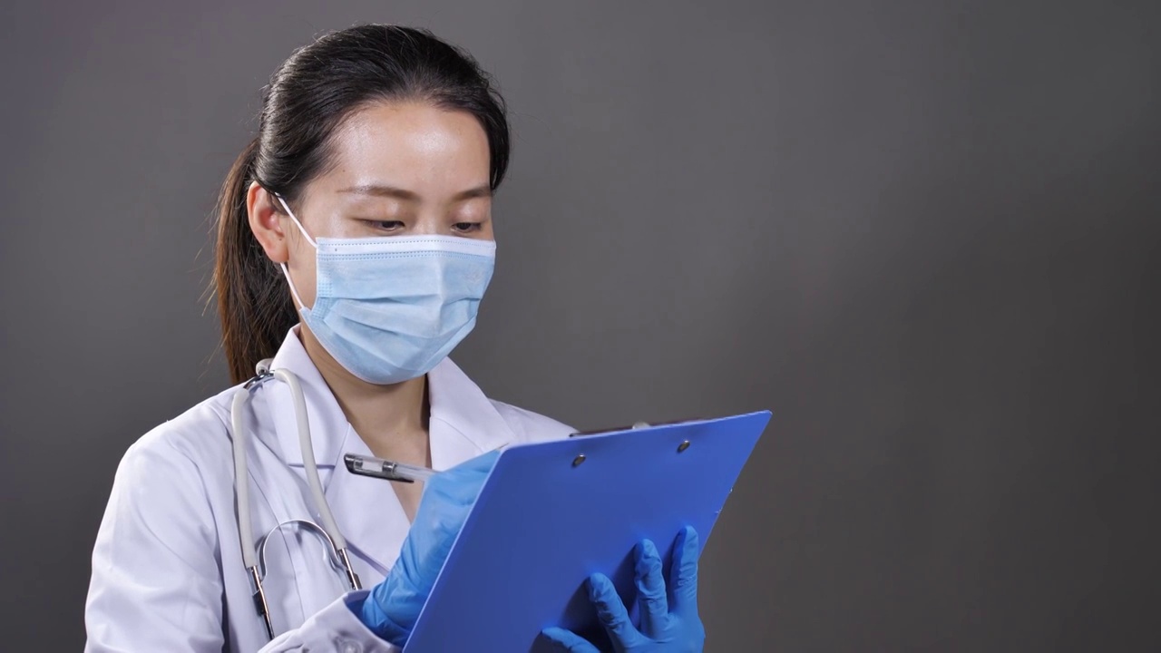 亚洲中国人女性女医生记录病情工作场景视频素材
