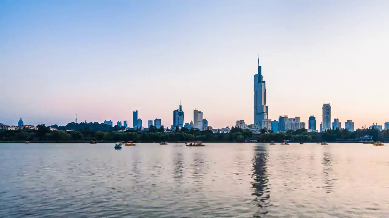 中国江苏南京玄武湖游船和紫峰大厦城市天际线延时摄影夜景视频素材