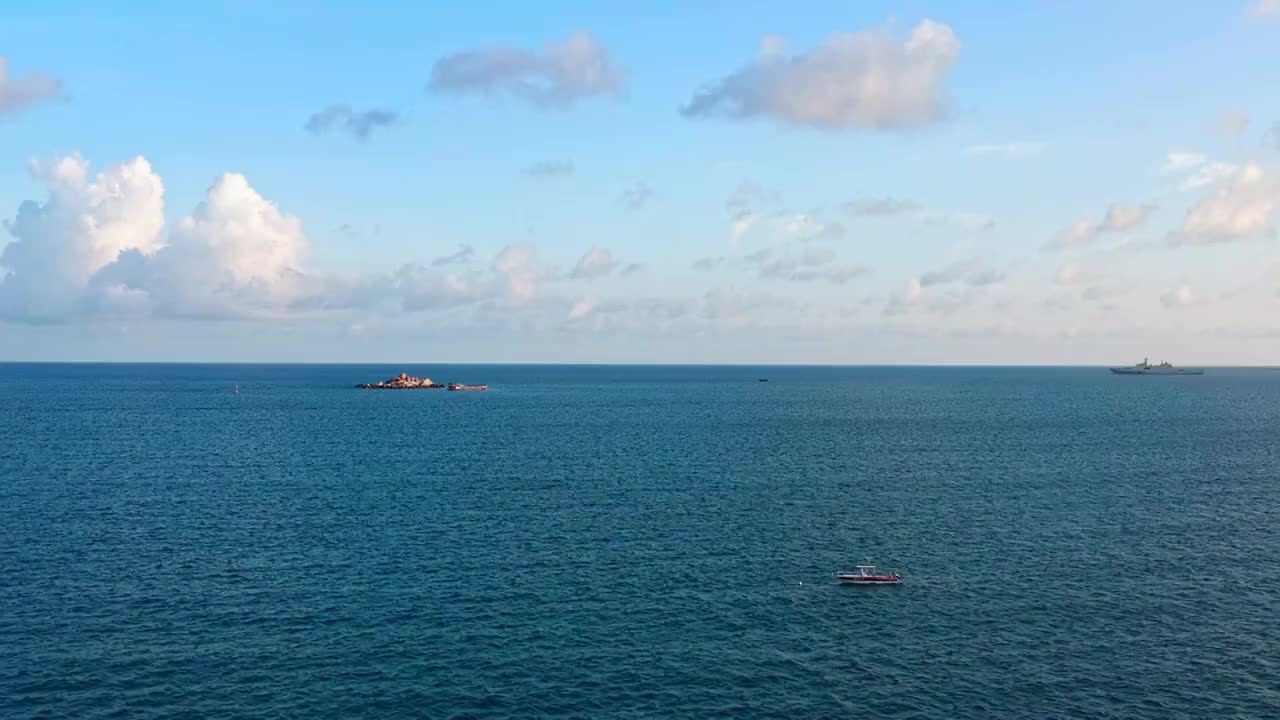 海南省三亚市亚龙湾一艘快艇行驶在海平面上视频素材