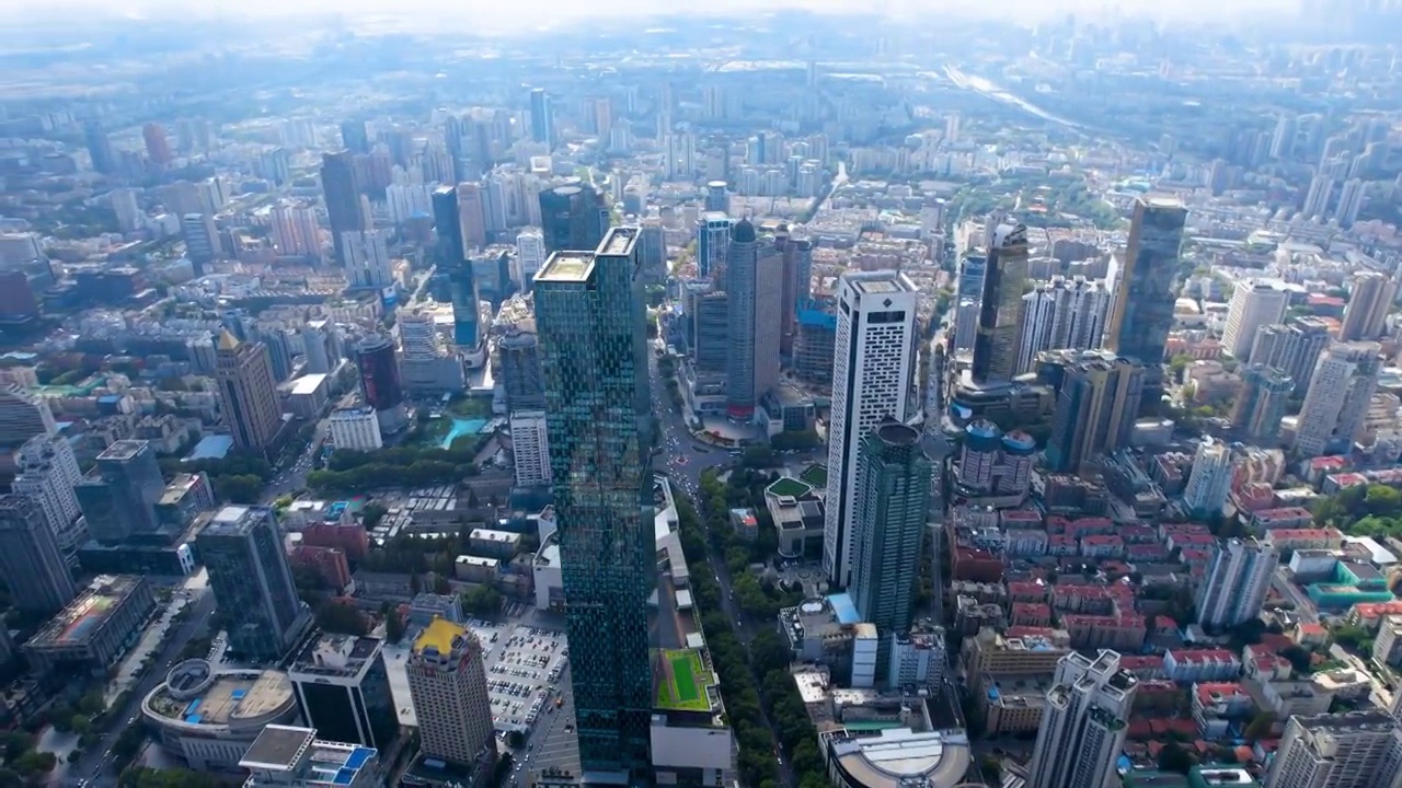 中国江苏南京德基广场和新街口城市天际线环绕航拍视频素材