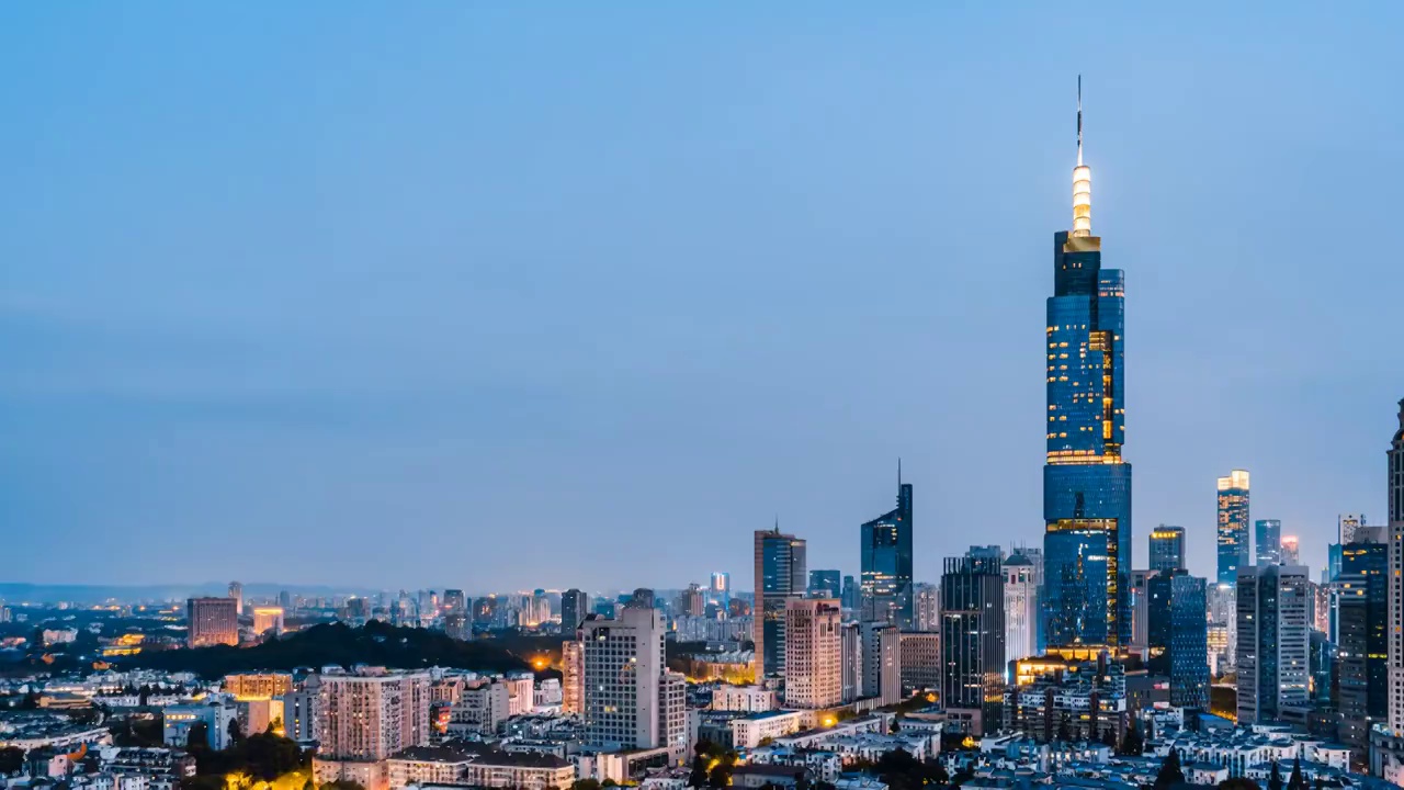 中国江苏南京紫峰大厦和城市天际线日转夜延时摄影视频素材