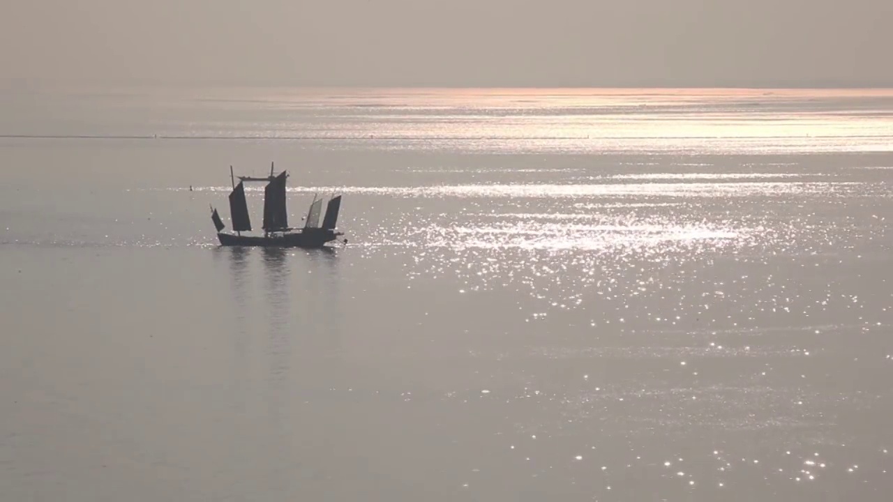 太湖早晨波光粼粼的水面和渔船视频素材