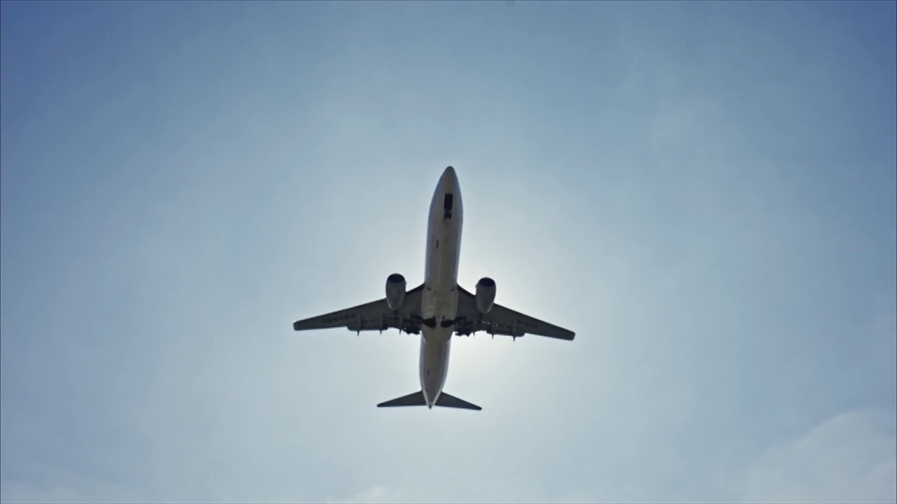 4K东方航空民航客机穿过太阳视频素材