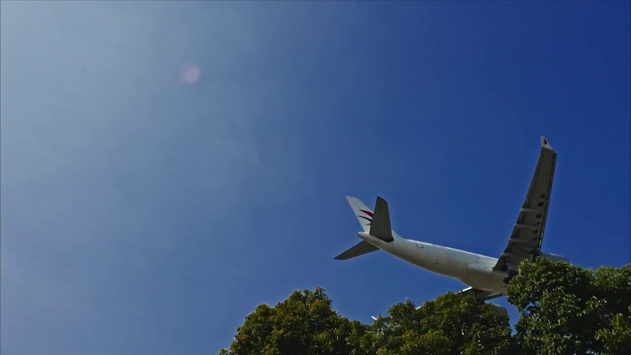 4K民航客机侧面降落视频素材