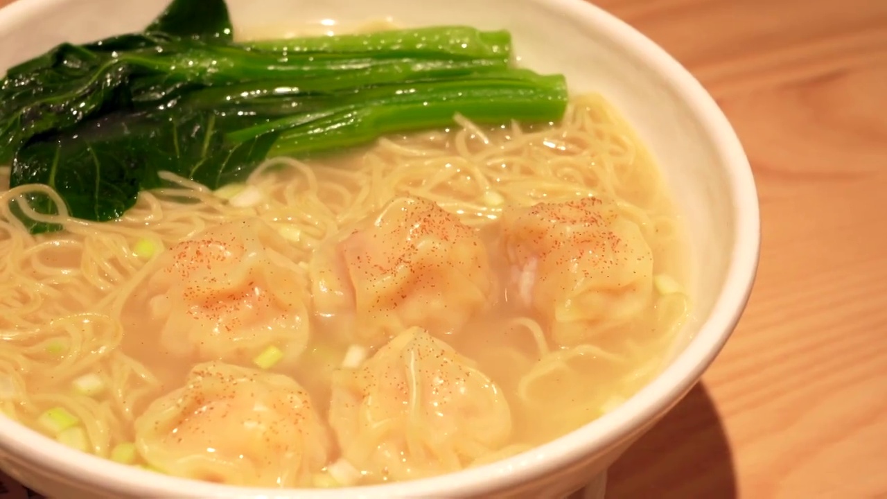 广东传统地方小吃鲜虾云吞面视频素材