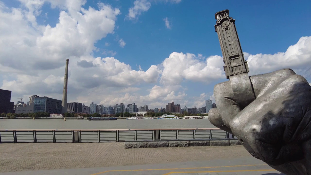 中国上海陆家嘴金融自由贸易区，黄浦江畔,上海城市雕塑视频素材