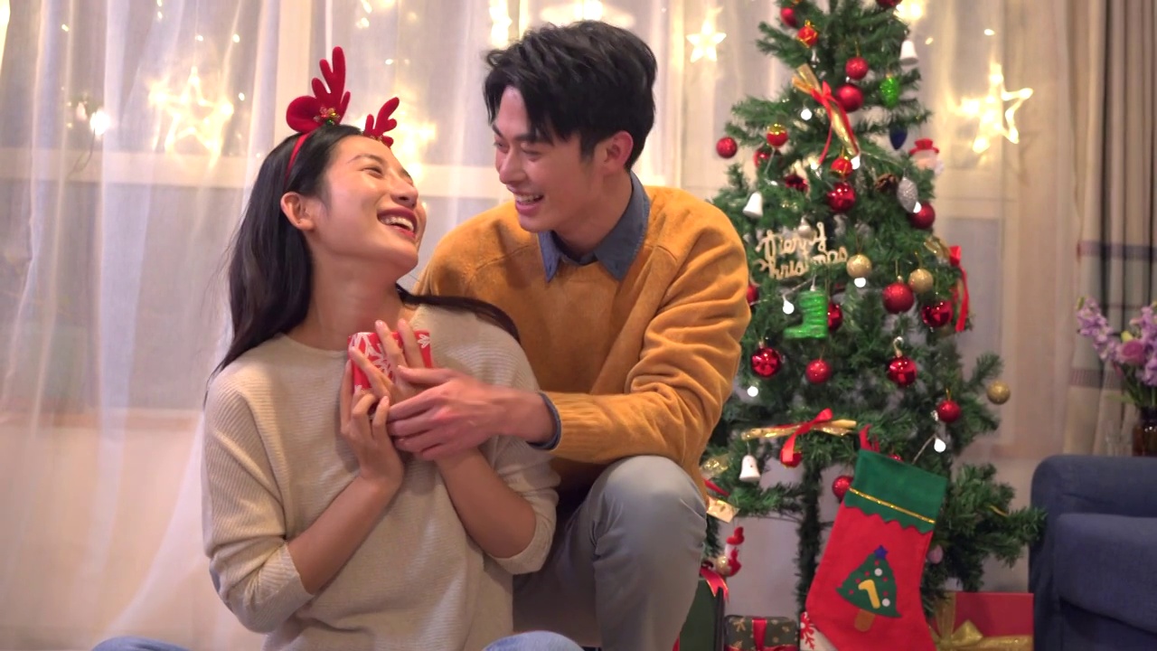 年轻情侣在家过圣诞节视频素材