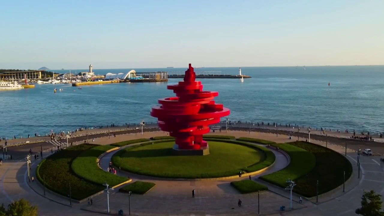 航拍青岛五月的风雕塑视频下载