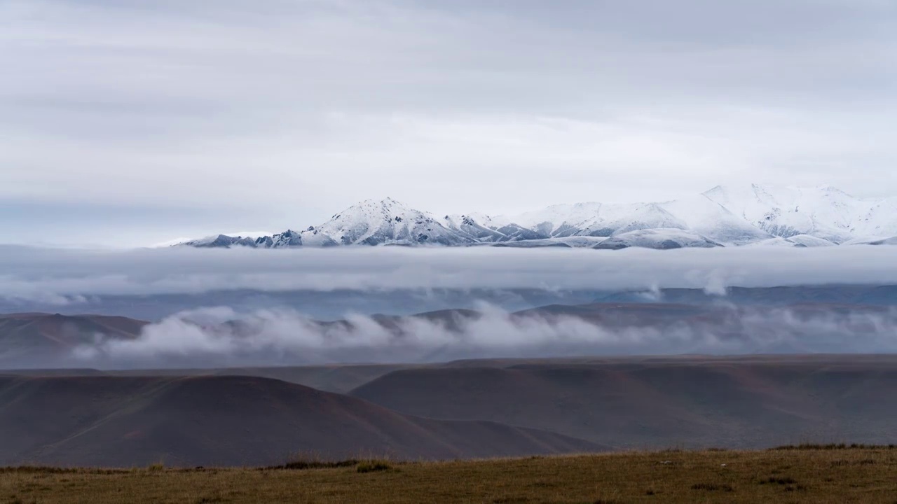 甘南藏族自治州雪山云雾平流长焦延时视频素材